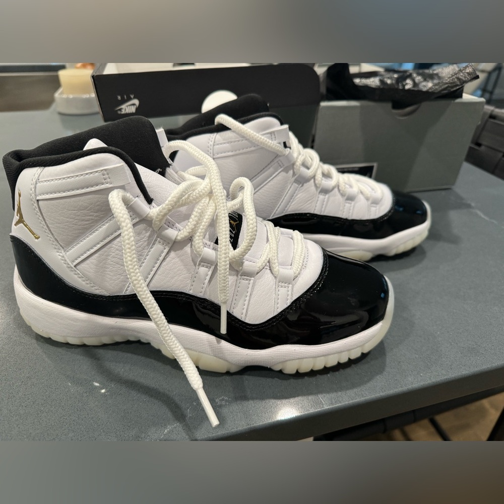Never worn, new with box Jordan 11 black and white